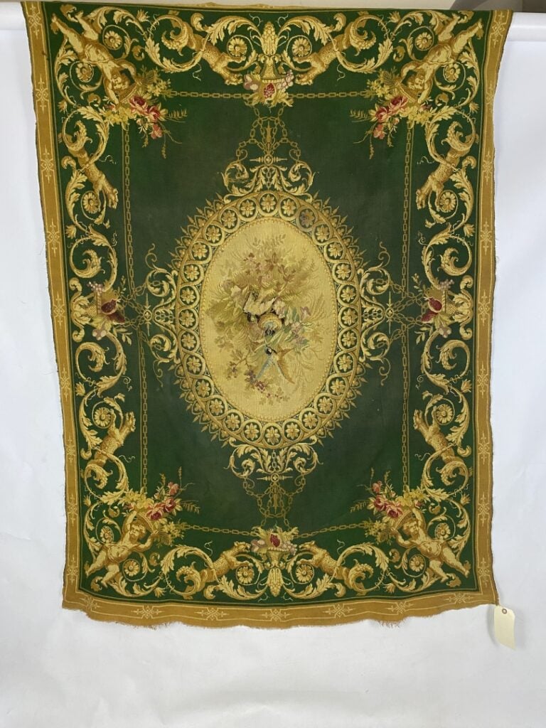 Dans le goût d'AUBUSSON - Fragment de tapisserie centré d'un médaillon ovale à…