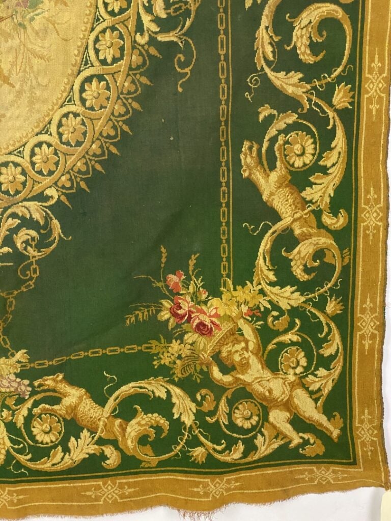 Dans le goût d'AUBUSSON - Fragment de tapisserie centré d'un médaillon ovale à…