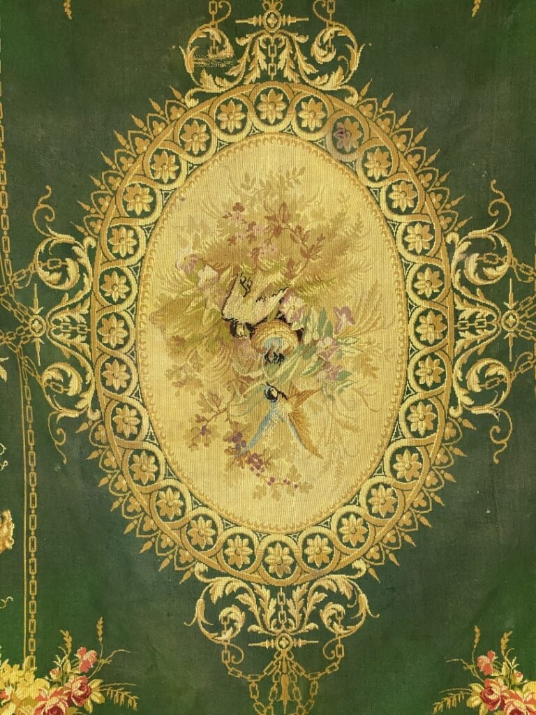 Dans le goût d'AUBUSSON - Fragment de tapisserie centré d'un médaillon ovale à…
