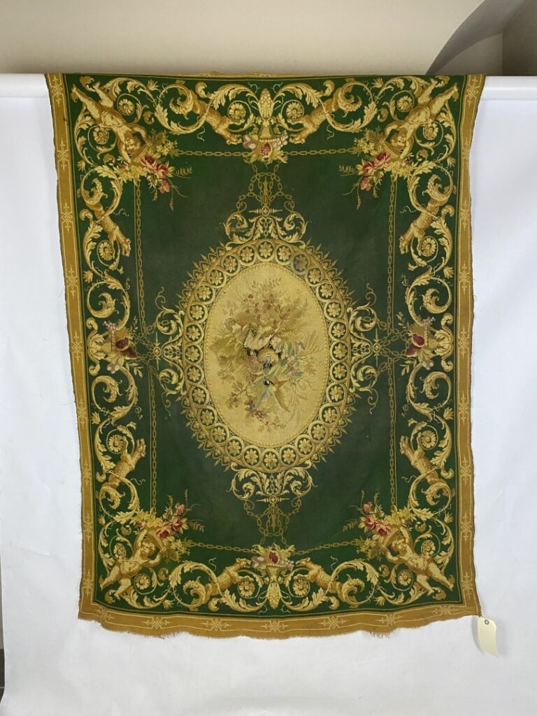 Dans le goût d'AUBUSSON - Fragment de tapisserie centré d'un médaillon ovale à…