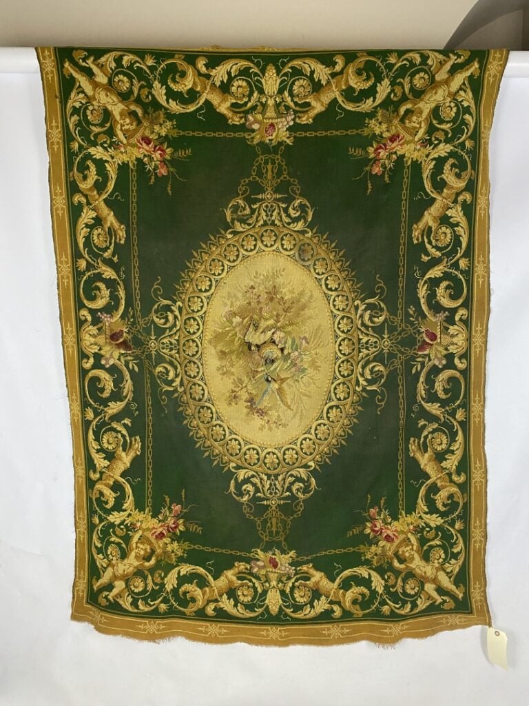 Dans le goût d'AUBUSSON - Fragment de tapisserie centré d'un médaillon ovale à…
