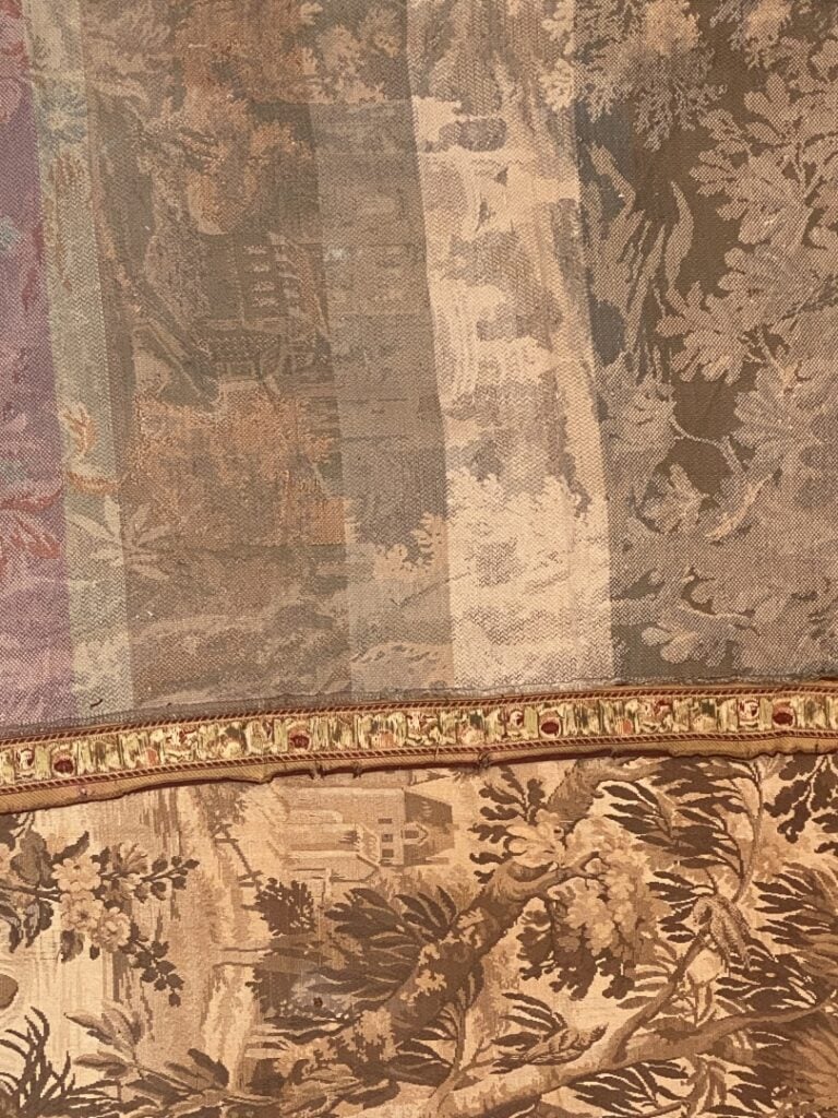 Dans le goût d'AUBUSSON - Tapisserie à décor de château sur fond de paysage, bo…