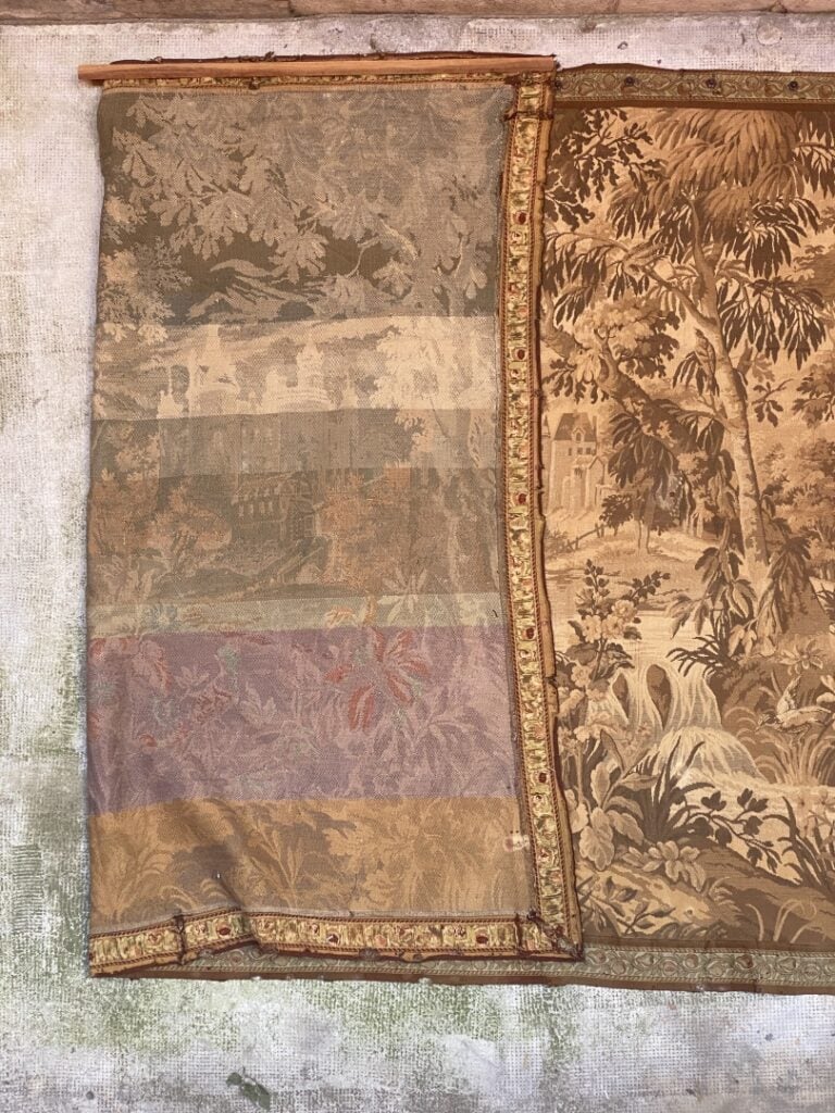 Dans le goût d'AUBUSSON - Tapisserie à décor de château sur fond de paysage, bo…