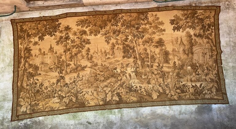 Dans le goût d'AUBUSSON - Tapisserie à décor de château sur fond de paysage, bo…