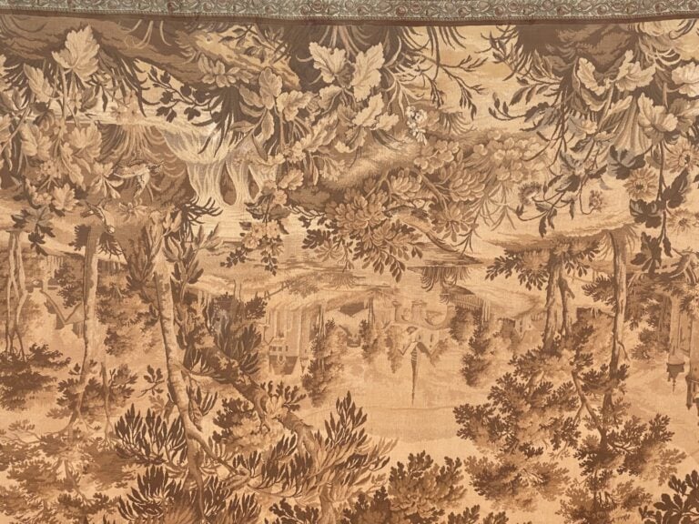 Dans le goût d'AUBUSSON - Tapisserie à décor de château sur fond de paysage, bo…