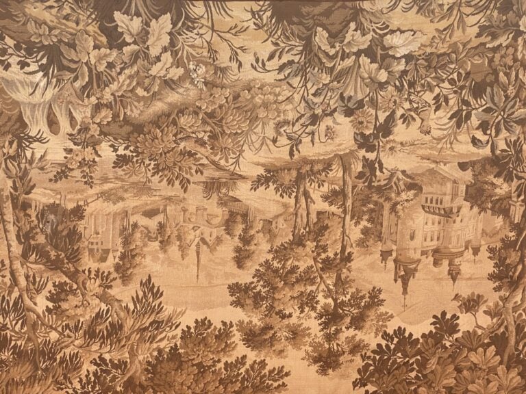 Dans le goût d'AUBUSSON - Tapisserie à décor de château sur fond de paysage, bo…