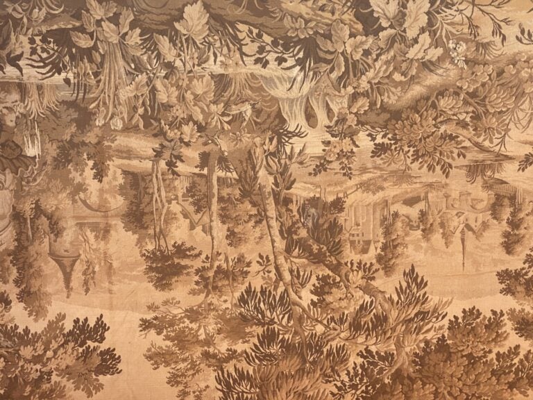 Dans le goût d'AUBUSSON - Tapisserie à décor de château sur fond de paysage, bo…