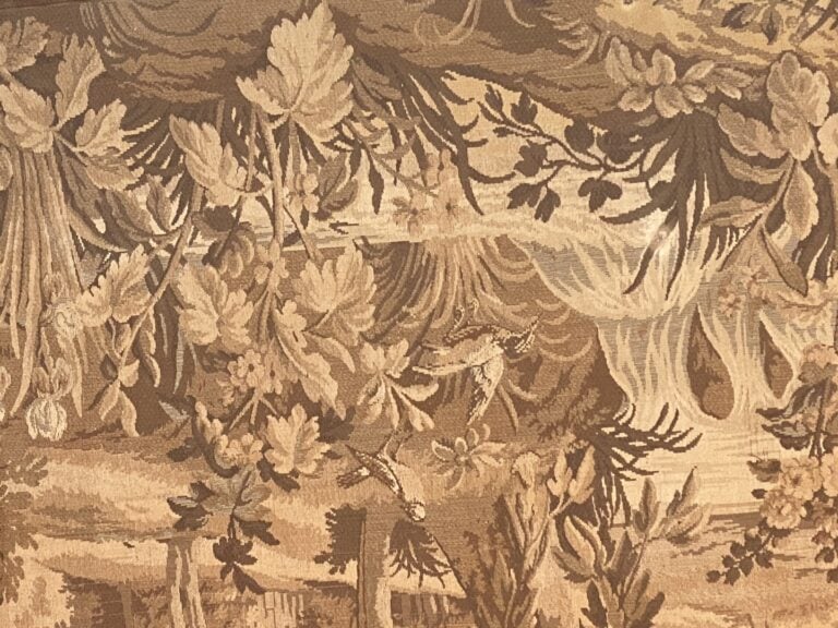 Dans le goût d'AUBUSSON - Tapisserie à décor de château sur fond de paysage, bo…