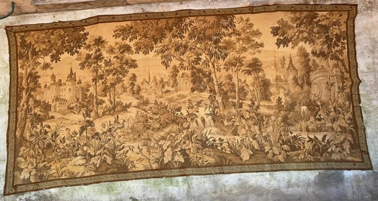 Dans le goût d'AUBUSSON - Tapisserie à décor de château sur fond de paysage, bo…