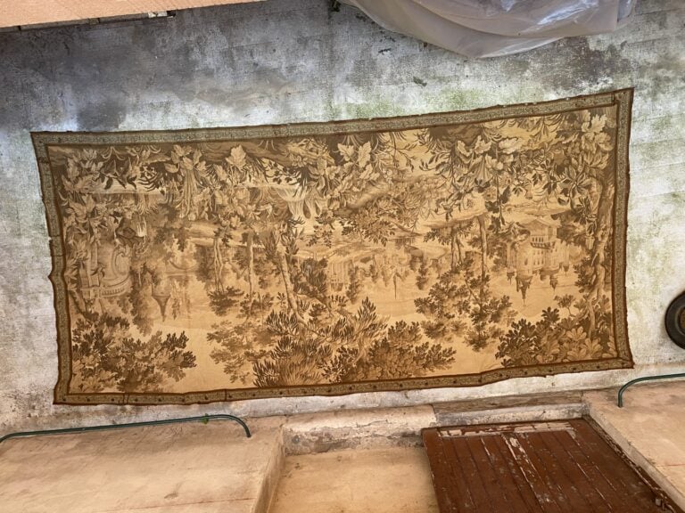 Dans le goût d'AUBUSSON - Tapisserie à décor de château sur fond de paysage, bo…