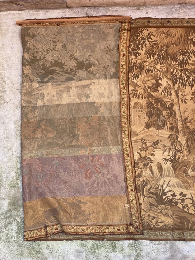 Dans le goût d'AUBUSSON - Tapisserie à décor de château sur fond de paysage, bo…
