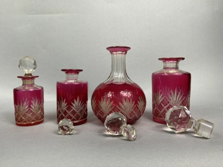 Dans le goût de BACCARAT - Partie de garniture de toilette en cristal taillé ro…