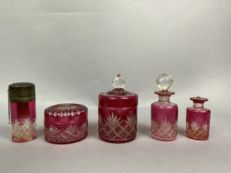 Dans le goût de BACCARAT - Partie de garniture de toilette en cristal taillé ro…