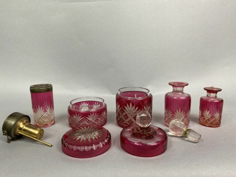 Dans le goût de BACCARAT - Partie de garniture de toilette en cristal taillé ro…