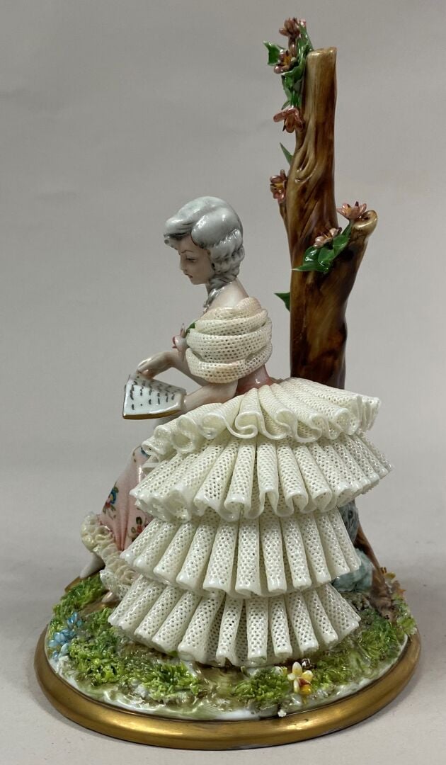 Dans le goût de CAPODIMONTE - Jeune femme lisant près un tronc en fleurs - Suje…