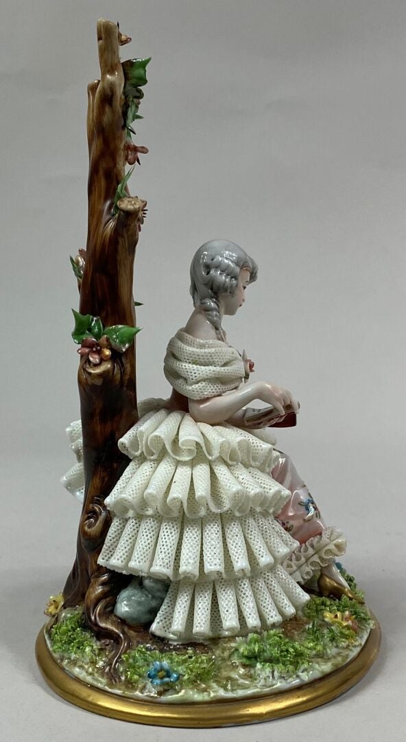 Dans le goût de CAPODIMONTE - Jeune femme lisant près un tronc en fleurs - Suje…