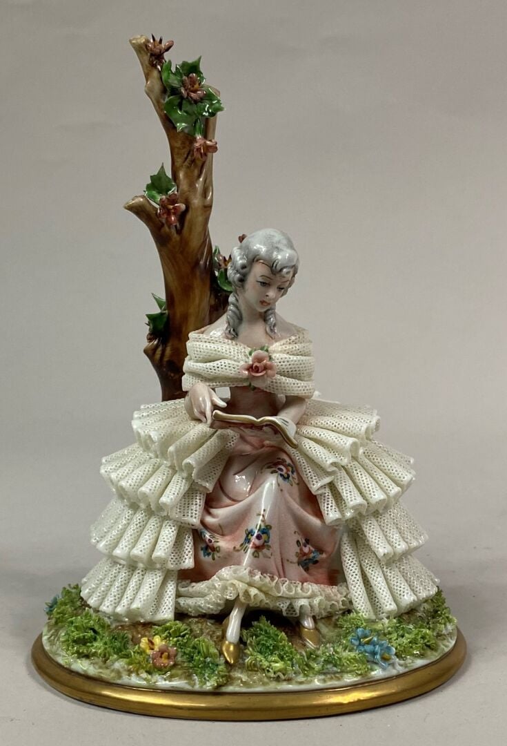 Dans le goût de CAPODIMONTE - Jeune femme lisant près un tronc en fleurs - Suje…