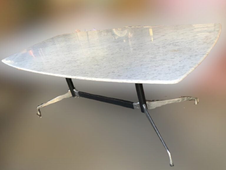 Dans le goût de Charles Eames. - Table modèle "Segmeted Table", plateau en marb…