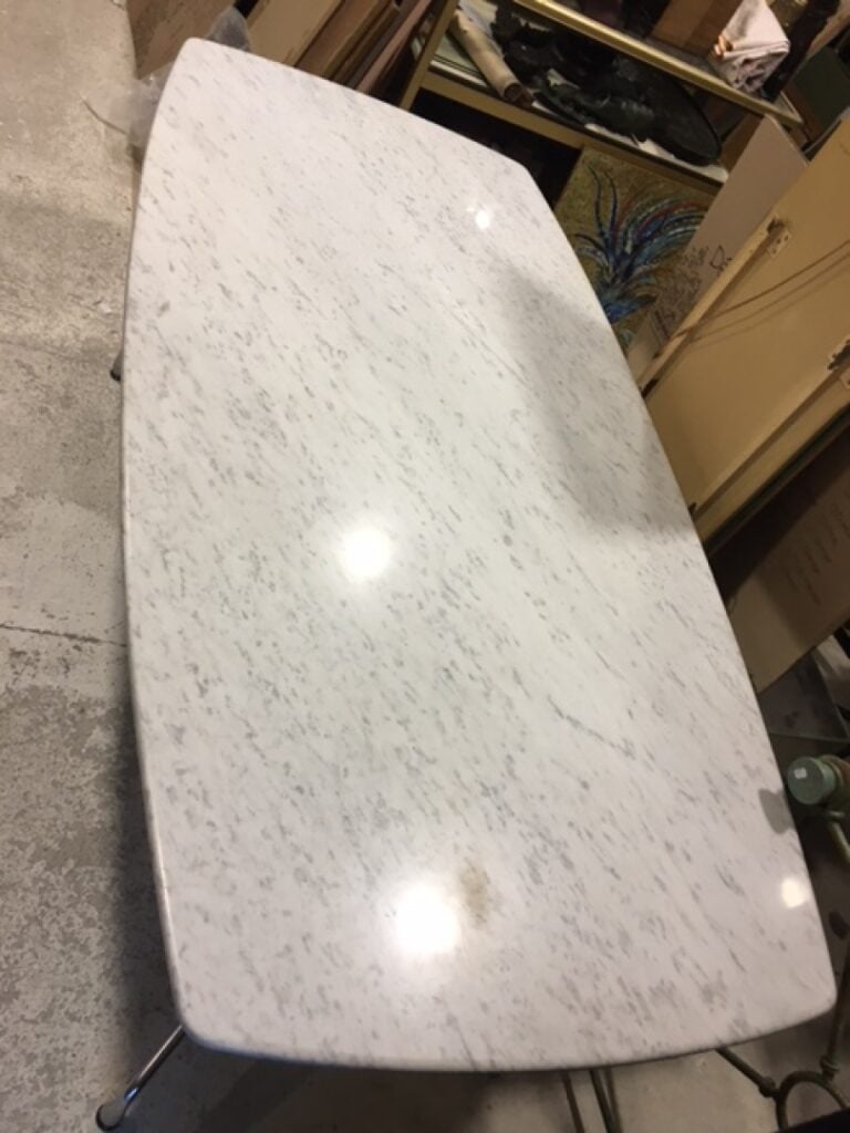 Dans le goût de Charles Eames. - Table modèle "Segmeted Table", plateau en marb…