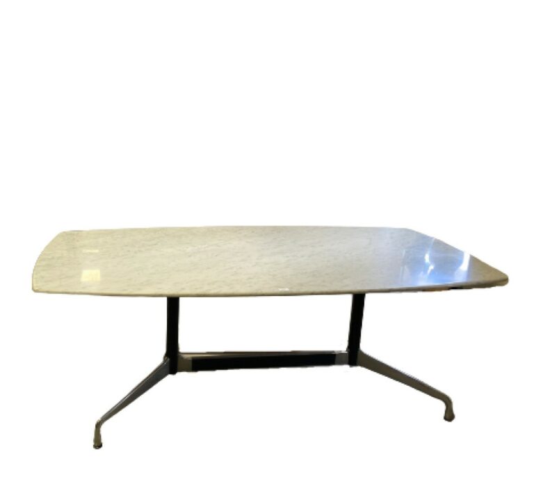 Dans le goût de Charles Eames. - Table modèle "Segmeted Table", plateau en marb…