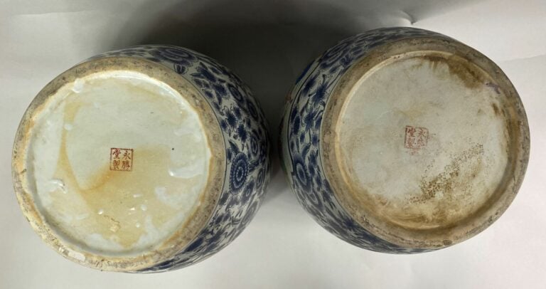 Dans le goût de DELFT - Paire de potiches couvertes en faïence à motif floral b…
