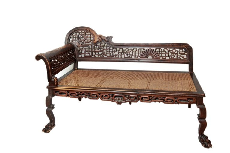 Dans le goût de Gabriel VIARDOT. - Banquette à deux places à assise cannée. Le…