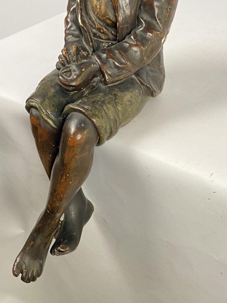 Dans le goût de GOLDSCHEIDER - Sujet figurant un enfant assis en plâtre patiné…