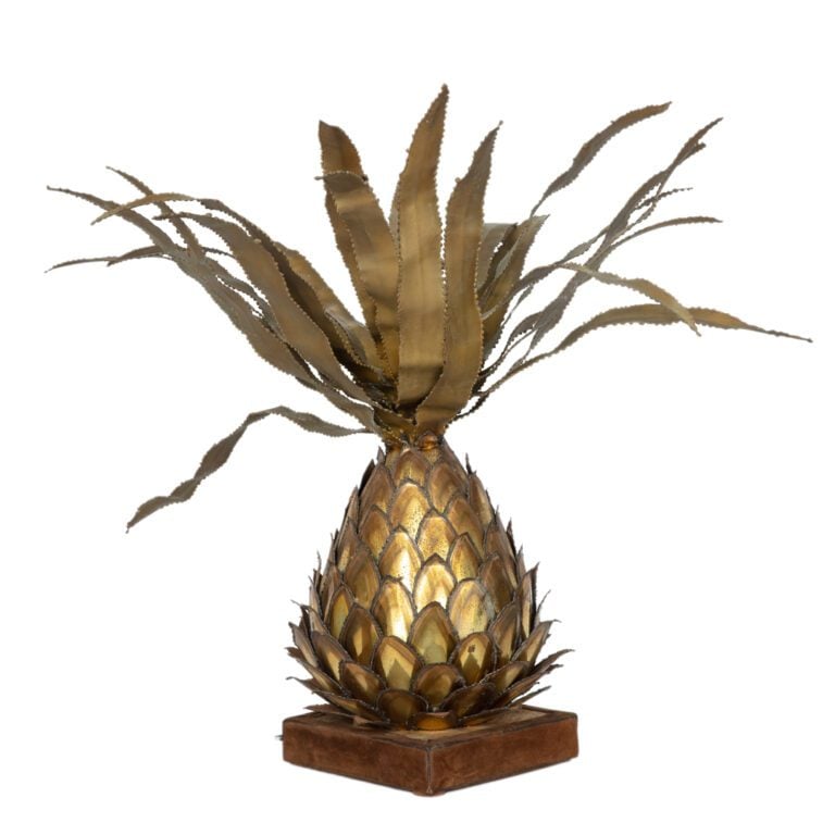 Dans le goût de la maison Jansen. - Lampe en laiton doré découpé formant ananas…