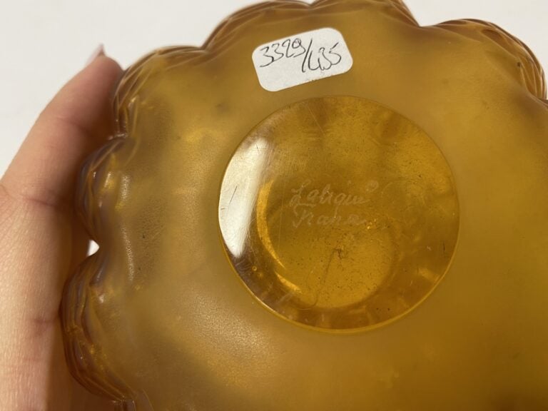 Dans le goût de Lalique. - Vase en verre orangé, à décor côtelé à l'imitation d…