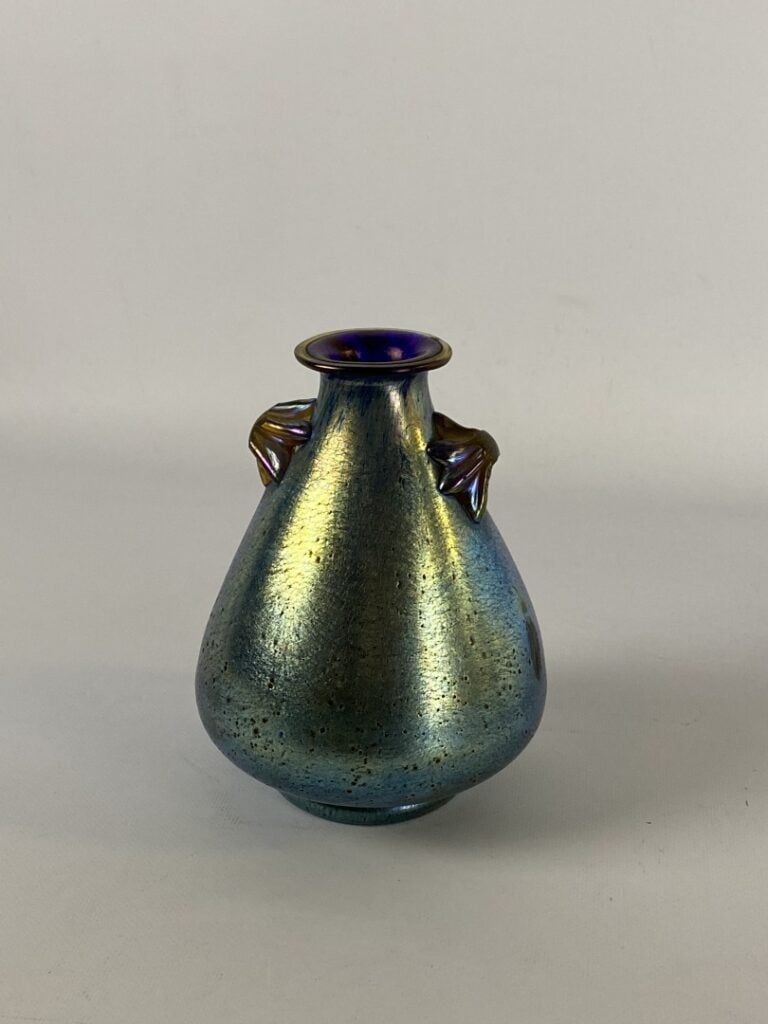 Dans le goût de LOETZ - Vase en verre irisé à panse renflée et col évasé, petii…