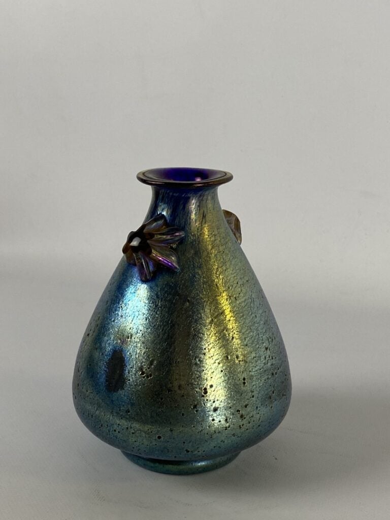 Dans le goût de LOETZ - Vase en verre irisé à panse renflée et col évasé, petii…