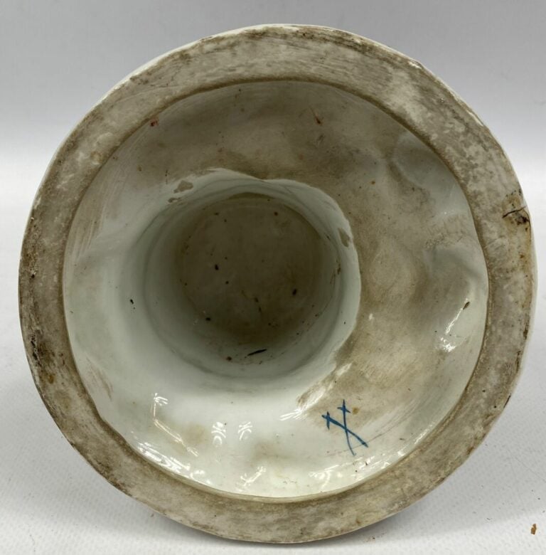 Dans le goût de MEISSEN - Deux sujets en porcelaine émaillée polychrome - Marqu…