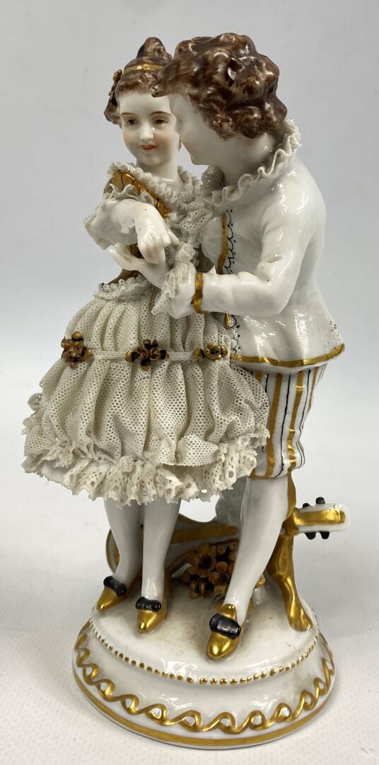 Dans le goût de MEISSEN - Sujet en faïence représentant un couple dansant - H :…
