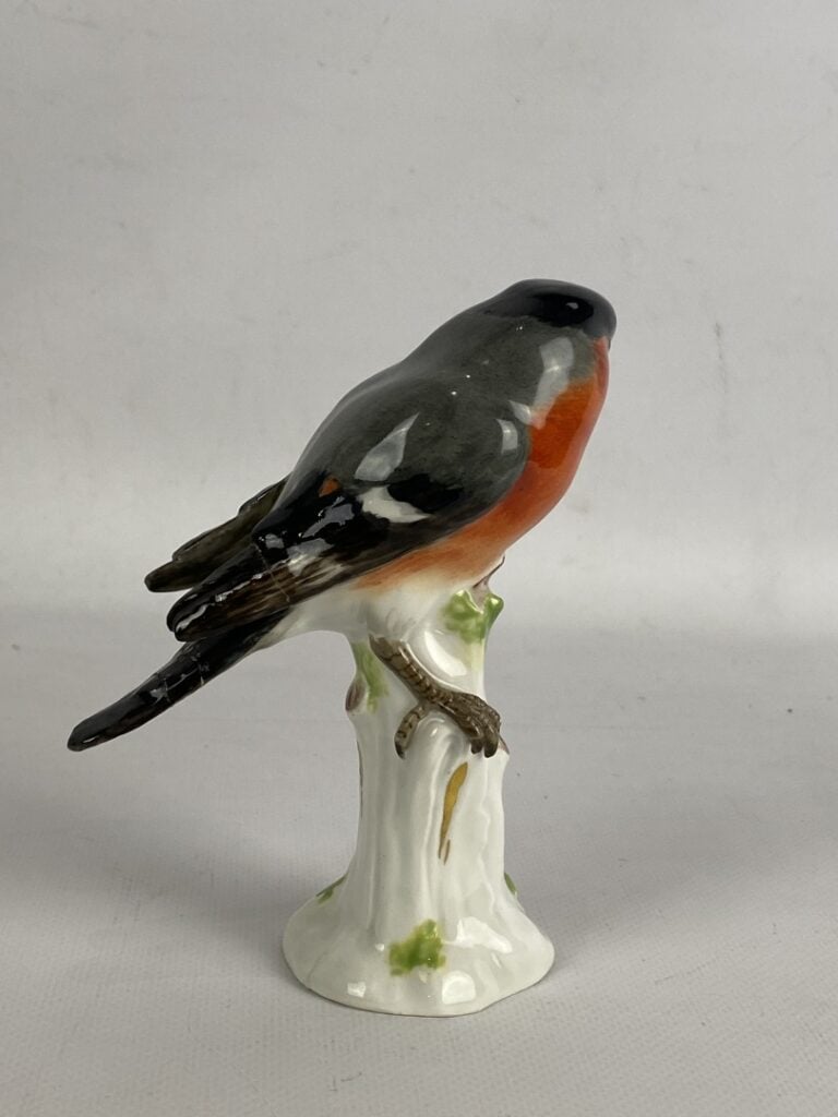 Dans le goût de MEISSEN - Sujet figurant un oiseau branché en porcelaine polych…