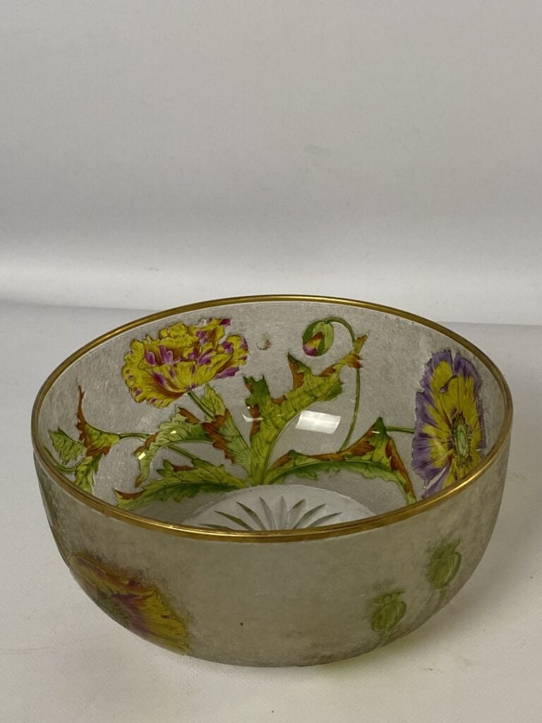 Dans le goût de MONTJOYE - Saladier en verre givré à décor floral émaillé et fi…