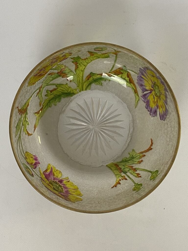 Dans le goût de MONTJOYE - Saladier en verre givré à décor floral émaillé et fi…