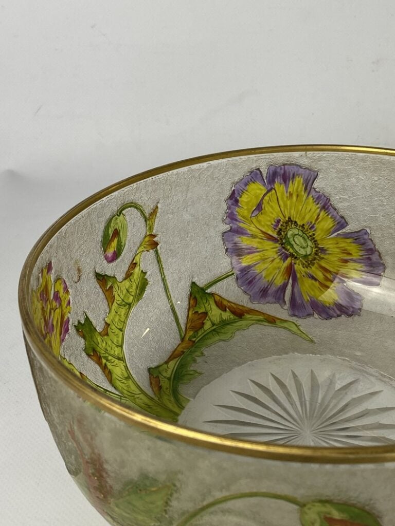 Dans le goût de MONTJOYE - Saladier en verre givré à décor floral émaillé et fi…