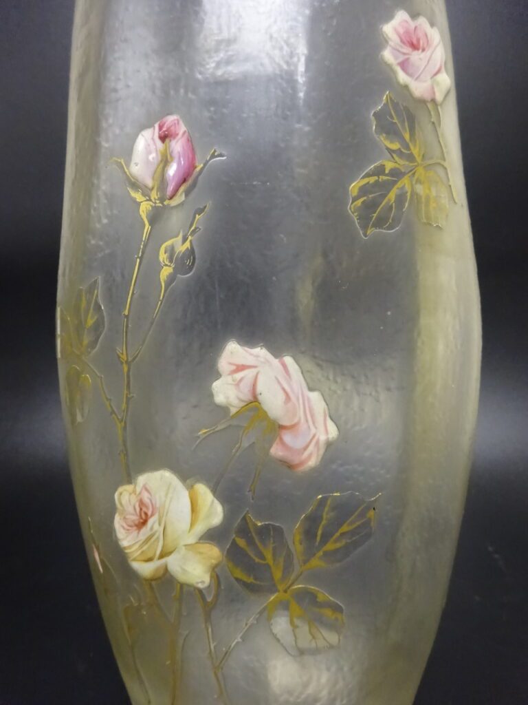 Dans le goût de MONTJOYE. - Vase en verre de section ovale à décor polychrome d…