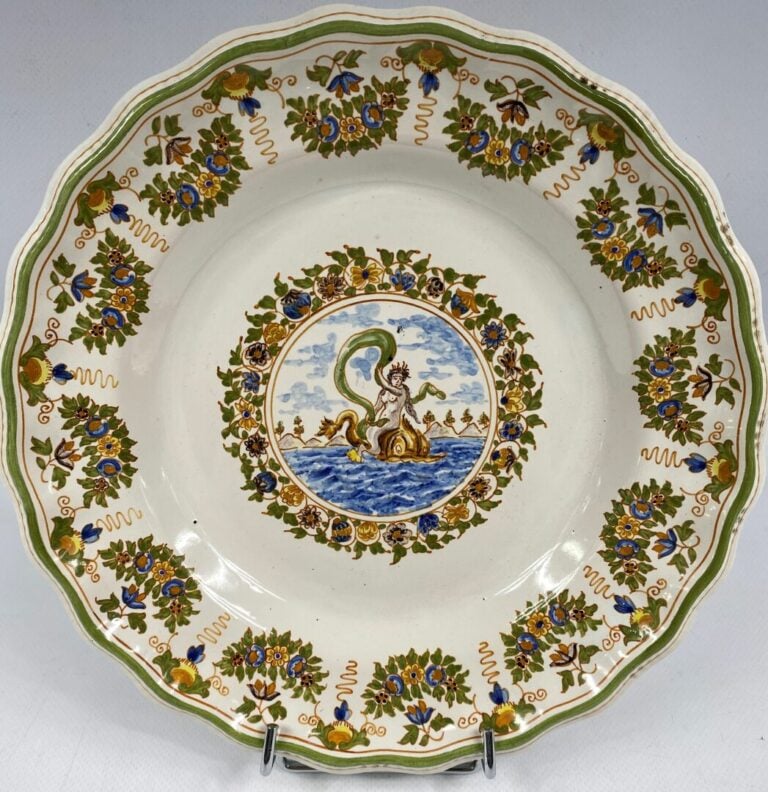 Dans le goût de MOUSTIERS - Lot de trois assiettes en faïence à décor polychrom…