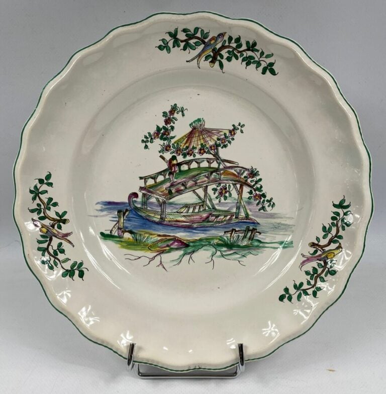 Dans le goût de MOUSTIERS - Lot de trois assiettes en faïence à décor polychrom…