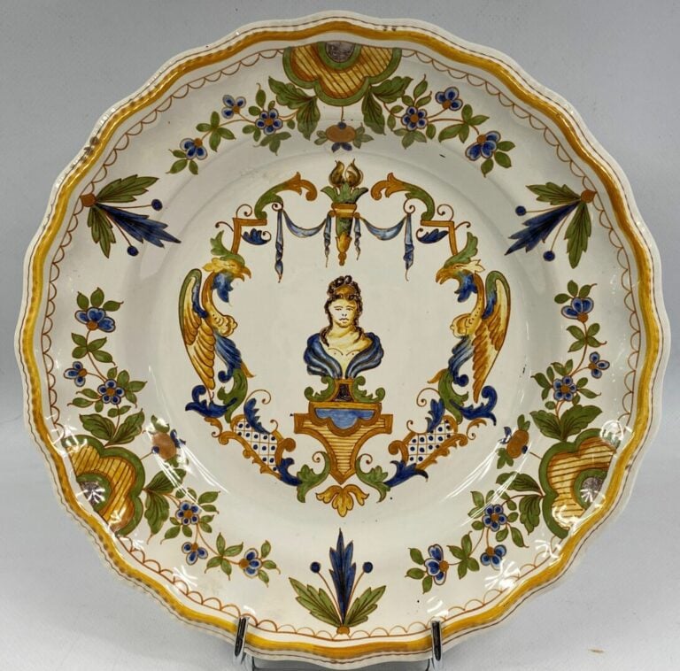 Dans le goût de MOUSTIERS - Lot de trois assiettes en faïence à décor polychrom…