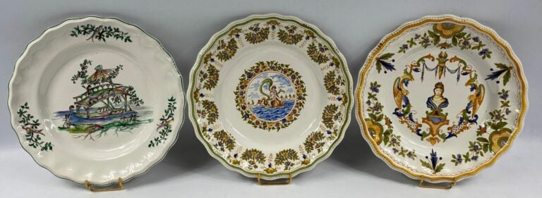 Dans le goût de MOUSTIERS - Lot de trois assiettes en faïence à décor polychrom…