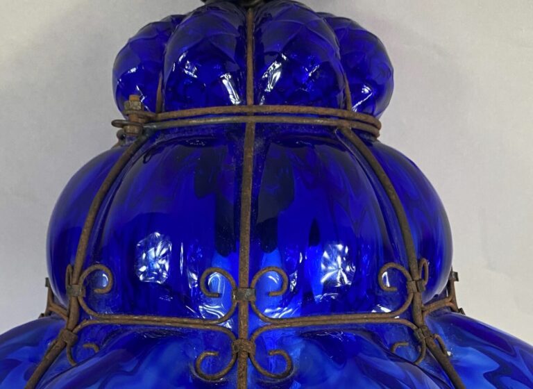 Dans le goût de MURANO - Lanterne en verre soufflé bleu enserrée dans une montu…