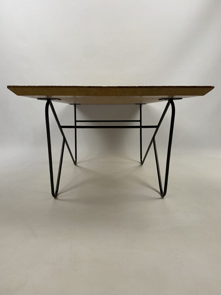 Dans le goût de René Jean CAILLETTE - Table basse en bois et piètement en métal…