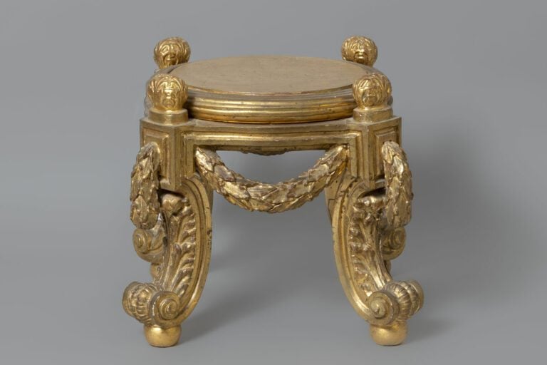 Dans le goût de SEVRES - Grand vase à fleurs en biscuit, décoré en relief dans…