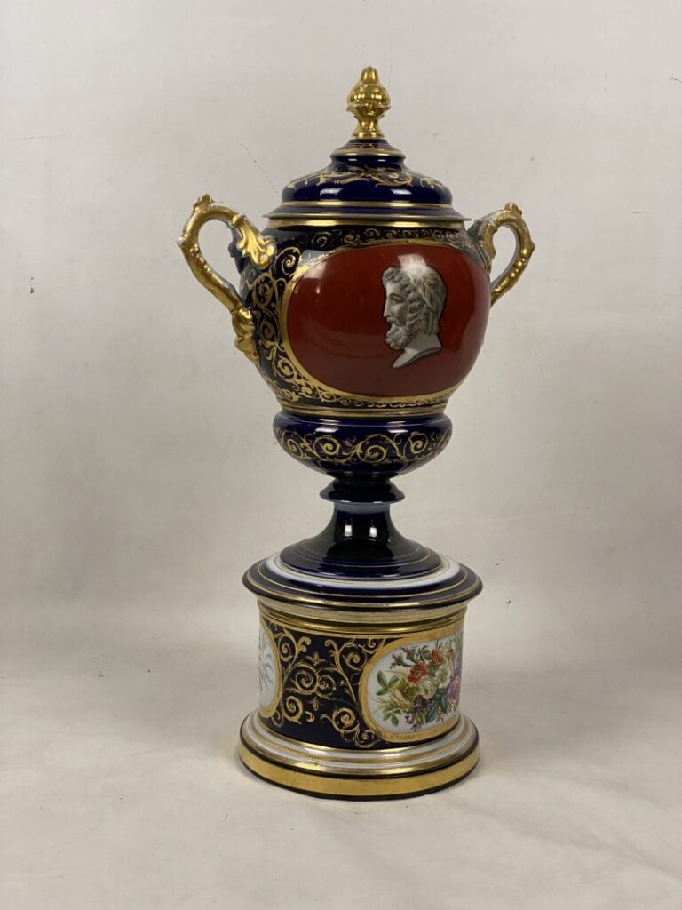 Dans le goût de SEVRES - Important vase couvert sur piédouche en porcelaine ble…