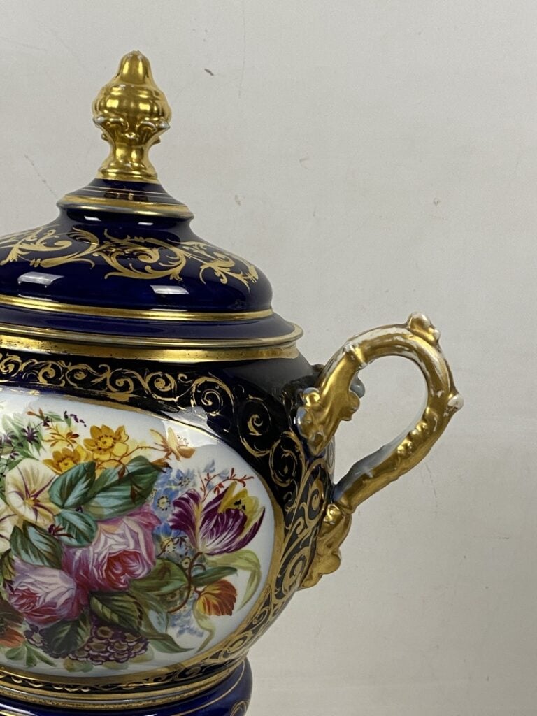 Dans le goût de SEVRES - Important vase couvert sur piédouche en porcelaine ble…
