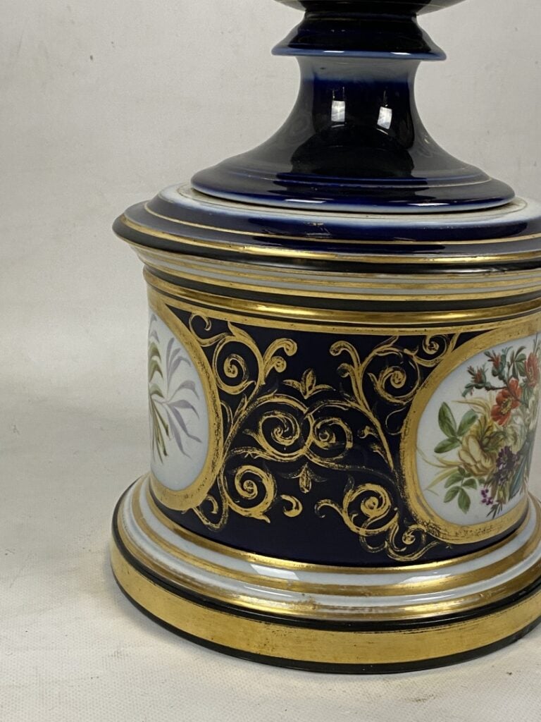 Dans le goût de SEVRES - Important vase couvert sur piédouche en porcelaine ble…