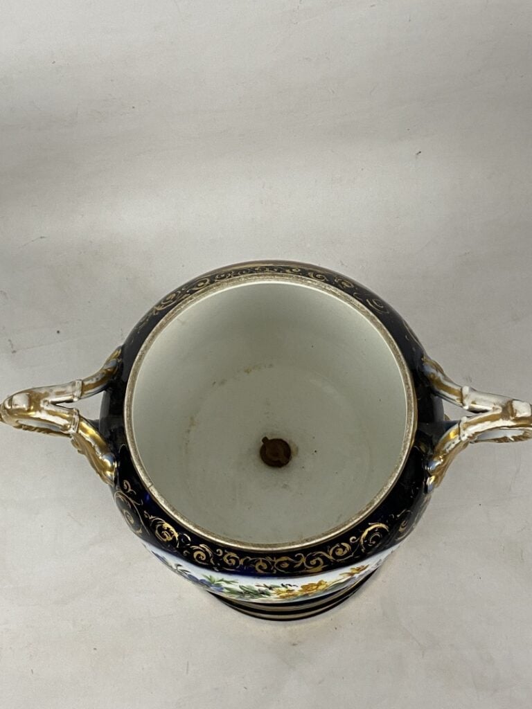Dans le goût de SEVRES - Important vase couvert sur piédouche en porcelaine ble…