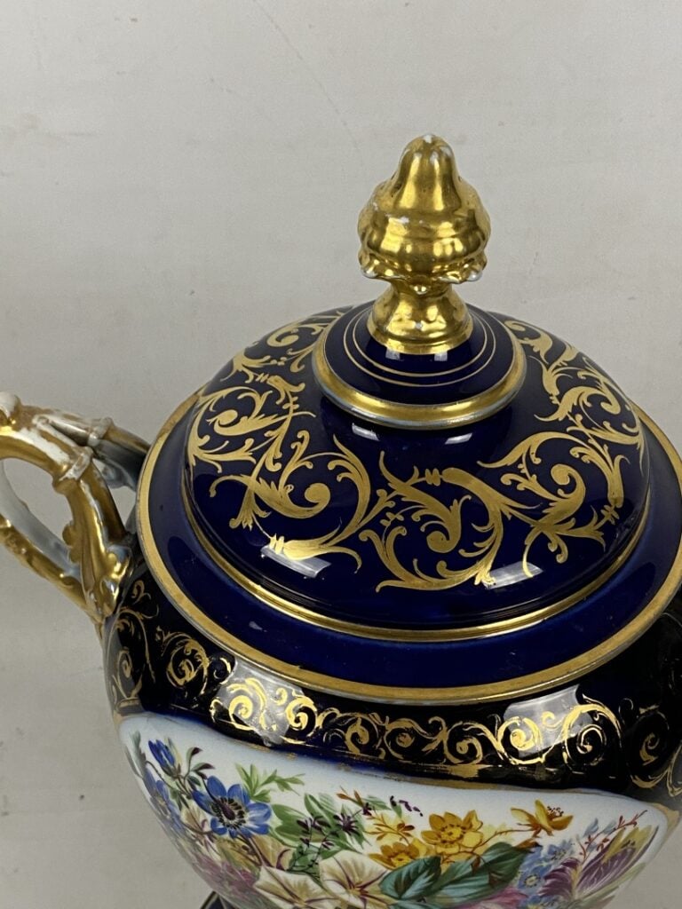 Dans le goût de SEVRES - Important vase couvert sur piédouche en porcelaine ble…